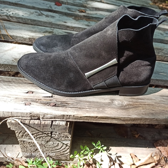 Johnston & Murphy Lola Suede Almond Toes ankle boots (EUC) - Picture 4 of 15